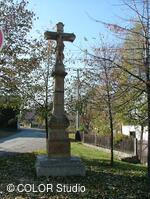 Kamenný kříž na rozcestí